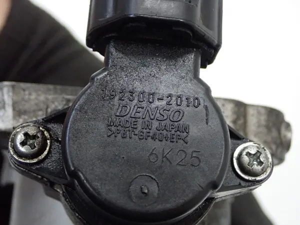 Kaasutinkansi OEM 192300-2010 Toyota Land Cruiserille image 7