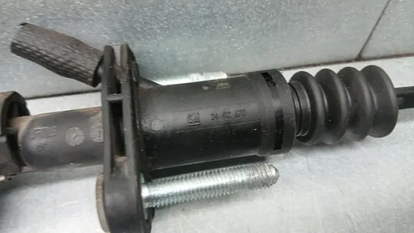 Bomba de embreagem Opel Vectra C 2.2DTI 04R 24412670 image 2