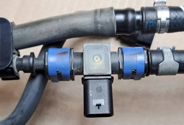 VOLVO V40 II V60 S80 II Capteur de pression de carburant - 31405791 image 2