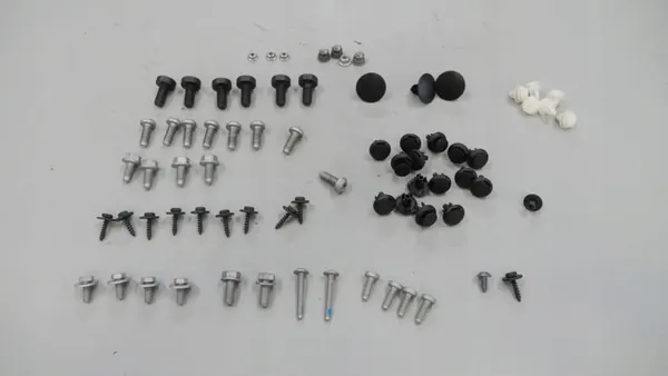 Tornillos revestimiento maletero BMW F40 OEM BP2 - Usado image 2