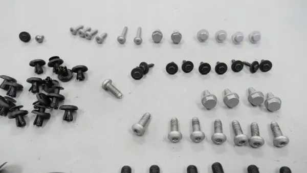Tornillos revestimiento maletero BMW F40 OEM BP2 - Usado image 3