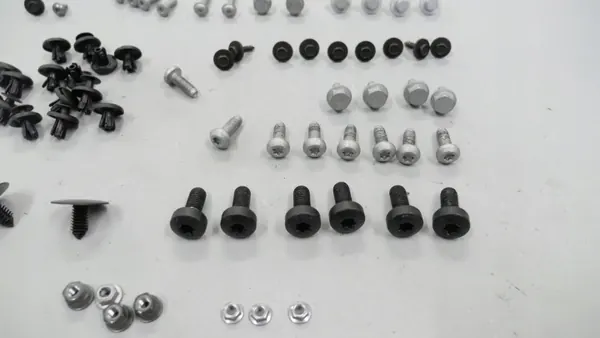 Tornillos revestimiento maletero BMW F40 OEM BP2 - Usado image 4
