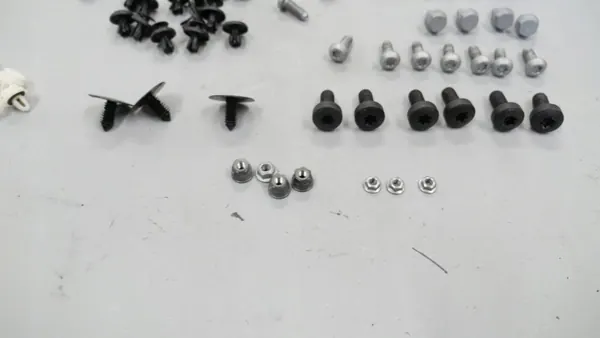 Tornillos revestimiento maletero BMW F40 OEM BP2 - Usado image 5