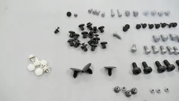 Tornillos revestimiento maletero BMW F40 OEM BP2 - Usado image 6