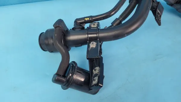 KIA SORENTO IV Bränsleledning OEM 31030-P2000 image 4