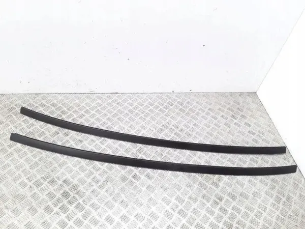 Garniture de bavette Citroen C3 OEM 18379B01 - Côté passager image 2