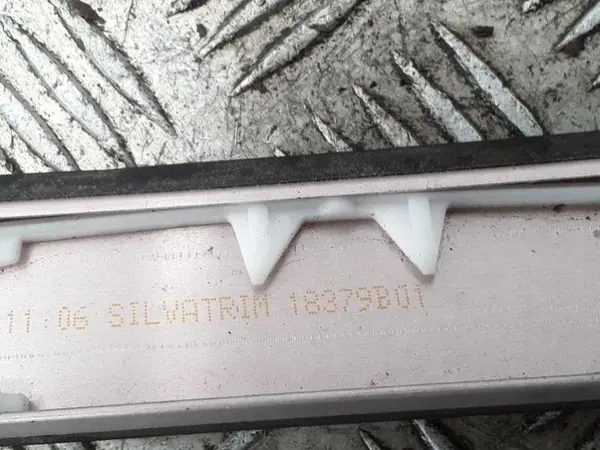 Garniture de bavette Citroen C3 OEM 18379B01 - Côté passager image 6
