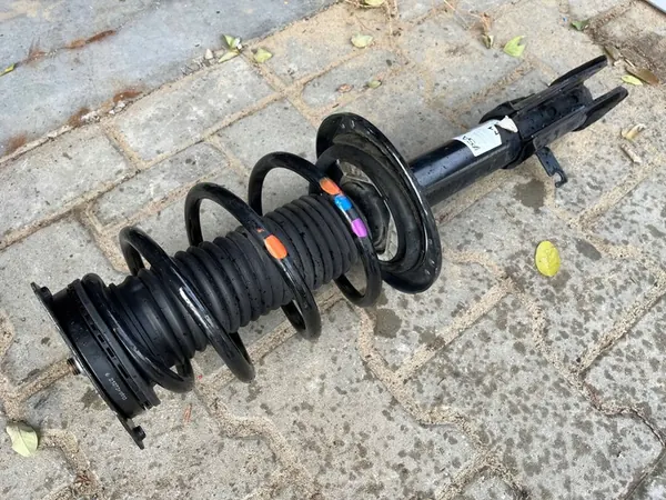 Peugeot 2008 II 2023 1.2 THP Ammortizzatore Anteriore Destro OEM 9836654880 image 2