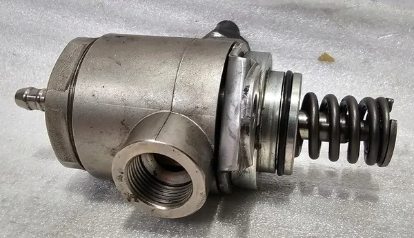 Kraftstoffpumpe Volkswagen / Seat / Skoda / Audi - 06J127025E image 4