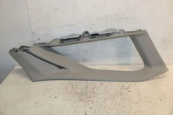 Rodillo de maletero Toyota Auris OEM 6247602030 - Usado image 2