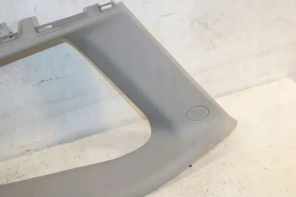 Rodillo de maletero Toyota Auris OEM 6247602030 - Usado image 4