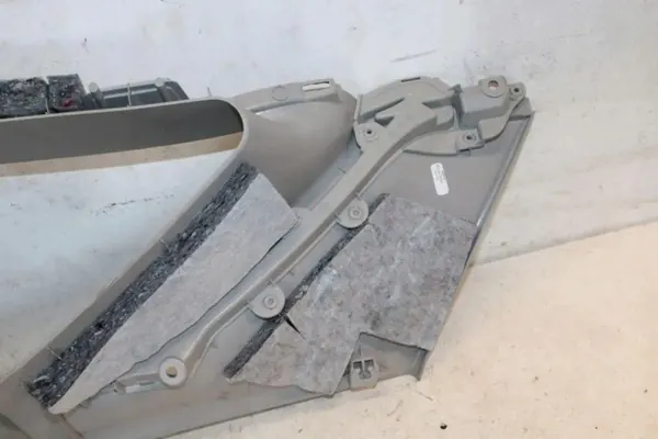 Rodillo de maletero Toyota Auris OEM 6247602030 - Usado image 5
