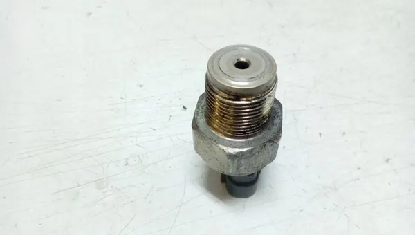Kraftstoffdrucksensor Toyota Avensis OEM JUR76384 image 3