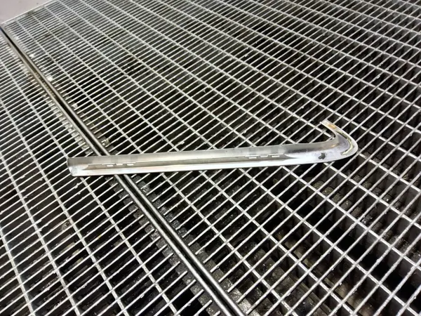 Garniture vitre latérale droite Audi A3 S3 8V OEM 8V4853346 image 4