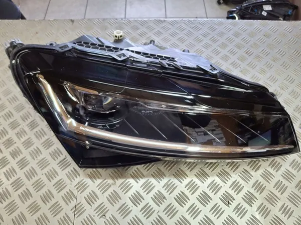 Oikea Etuvalaisin Skoda Superb III Lift LED image 2