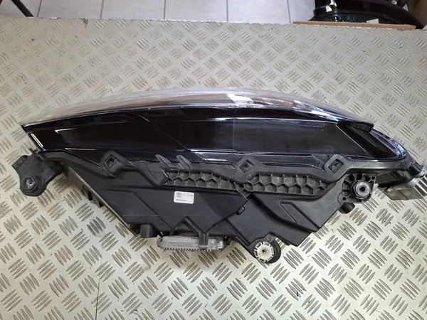 Oikea Etuvalaisin Skoda Superb III Lift LED image 4