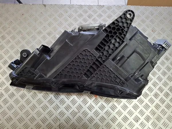 Oikea Etuvalaisin Skoda Superb III Lift LED image 6