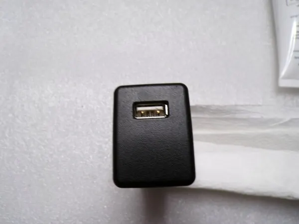 Opel Astra K USB-aansluiting OEM 39087528 - Gebruikt image 2