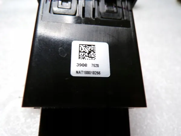 Opel Astra K USB-aansluiting OEM 39087528 - Gebruikt image 3