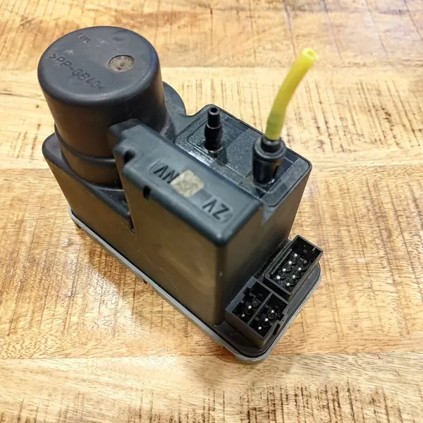 Zentralverriegelungspumpe Mercedes W202 image 1