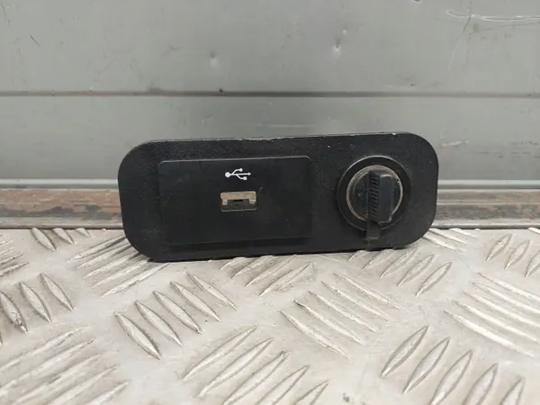 Encendedor salpicadero Ford Mustang VI 2016 OEM FR3B63045M70A image 2