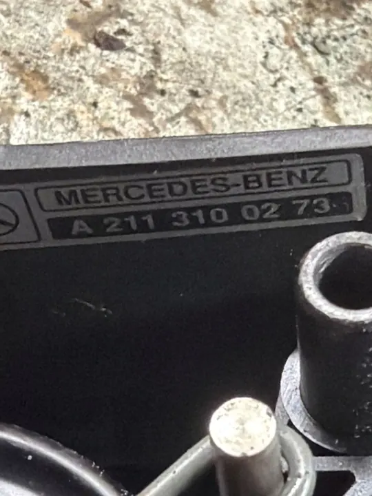 Bouton de crochet de remorque Mercedes-Benz E W211 OEM A2113100273 image 6