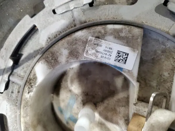 Tanque de combustível Mercedes-Benz OEM A2124704701 - Usado image 3