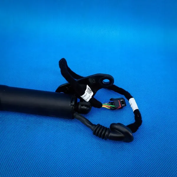 Takaluukun moottori OEM 83A827851B vasen/oikea Audi Q3 image 3