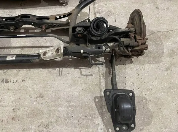 Viga suspensión OEM 5Q0505315H para VW Golf VII image 3