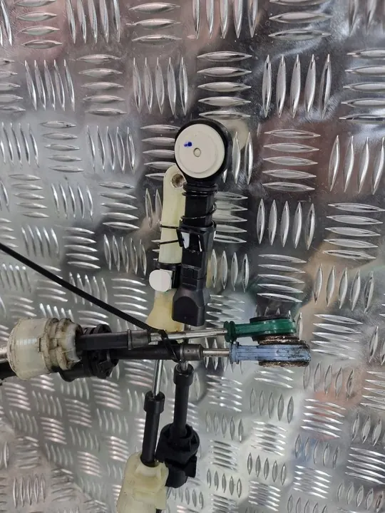 Opel Mokka Vaihdekabeli OE 55597758 image 2