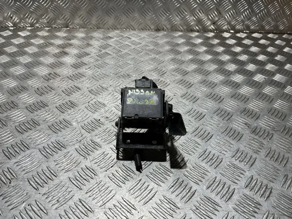 Nissan Pulsar 14-18 framradarsensor - OEM image 2