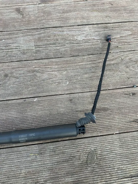 Bagageutrycksaktuator vänster Volvo V90 II image 2