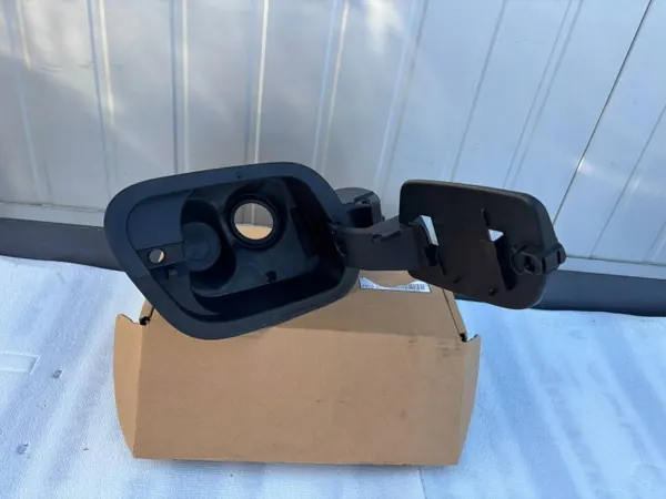 VW Passat B9 tankklepraam OEM 3P0809702 image 2