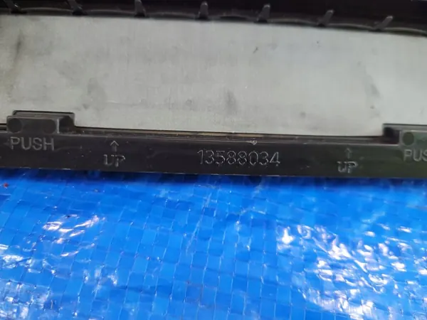 Opel Astra K takalokasuojan ritilä OEM 13588034 image 3