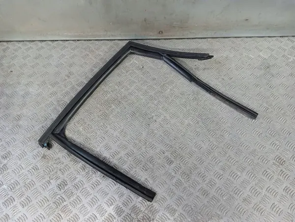 OEM 8R0839439 takaoven ikkunatiiviste Audi Q5 SQ5:lle image 2