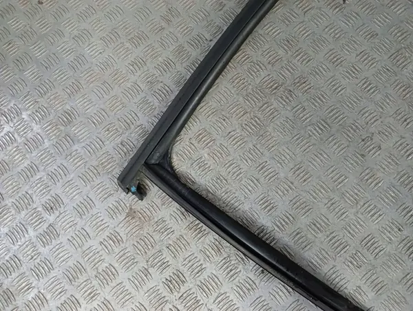 OEM 8R0839439 takaoven ikkunatiiviste Audi Q5 SQ5:lle image 3