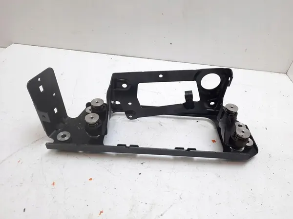 2015 BMW 5 F10 F11 Iskunvaimentimen kompressorin kiinnitys MAM82041 image 1