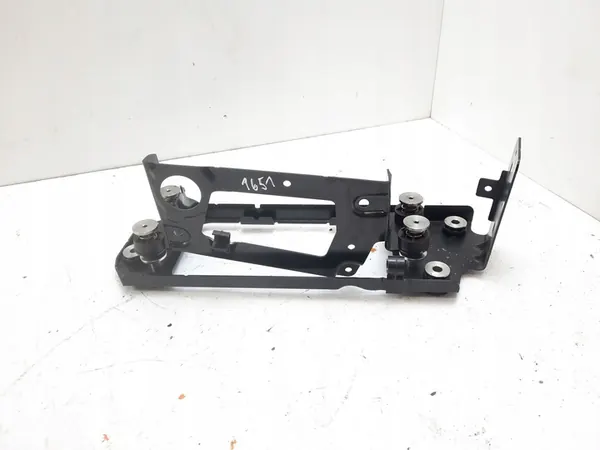 2015 BMW 5 F10 F11 Iskunvaimentimen kompressorin kiinnitys MAM82041 image 3