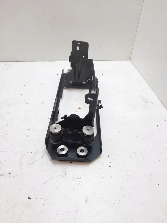 2015 BMW 5 F10 F11 Iskunvaimentimen kompressorin kiinnitys MAM82041 image 4