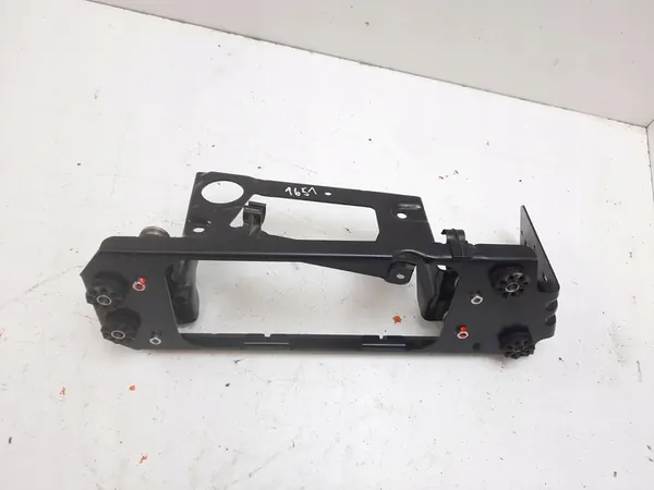 2015 BMW 5 F10 F11 Iskunvaimentimen kompressorin kiinnitys MAM82041 image 6