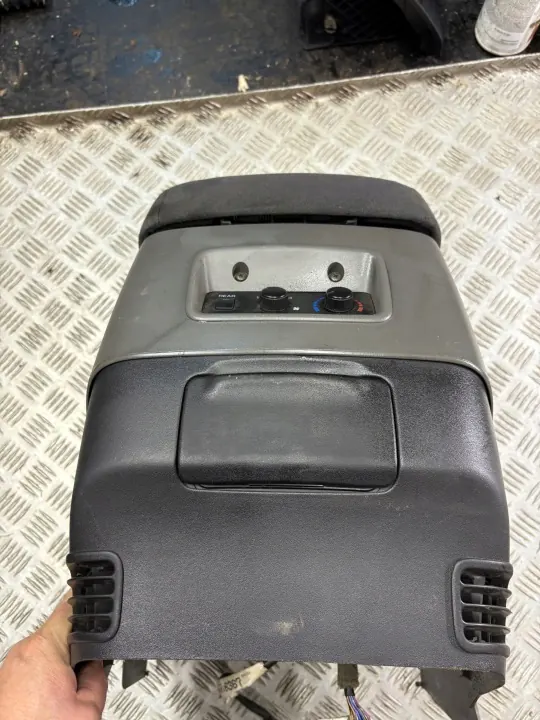 Reposabrazos Mitsubishi Pajero III OEM 00-06R - Usado image 6