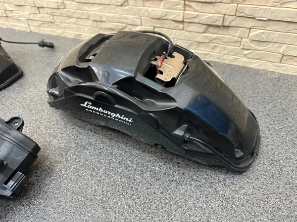 Kit d'étrier de frein Lamborghini Urus OEM 4M0615105KG image 4