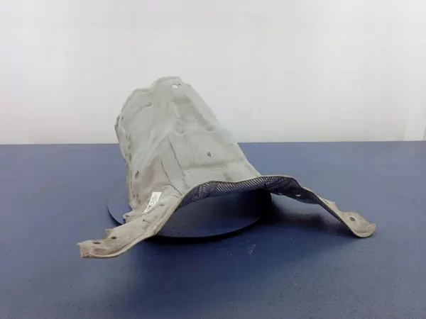 Protector térmico Audi SQ8 Q8 OEM 4M0863983M - Usado image 3