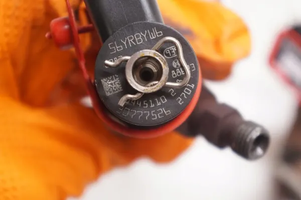 Volvo V70 III S80 II XC70 II Bränsleinsprutare 30777526 image 3