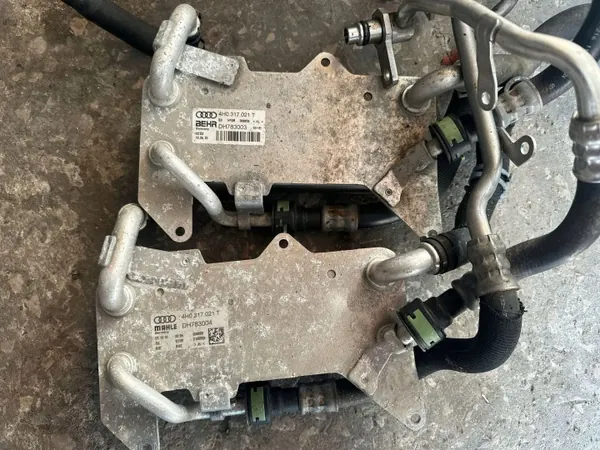 Audi A8 S8 4H Oliekoeler OEM 4H0317021T Gebruikt image 2