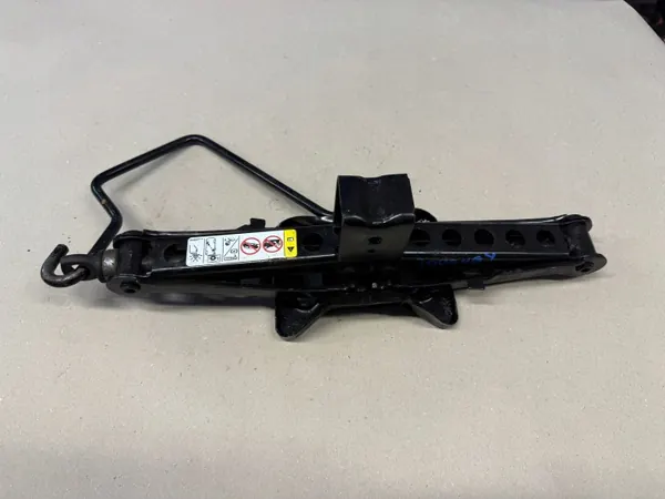 Gebrauchter Wagenheber OEM 04766498AA Dodge Journey image 2