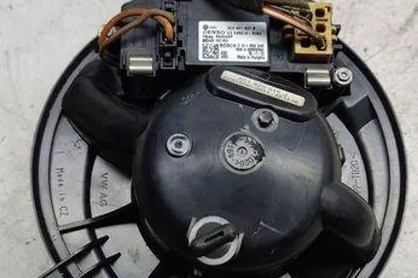 Relé de ventilador de calefacción VW PASSAT B7 ALLTRACK F011500045 image 3