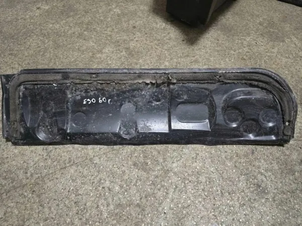BMW 3 E30 Bagageluckstrim OEM 1380390 - Begagnad image 2