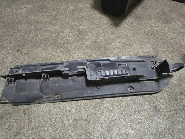 BMW 3 E30 Bagageluckstrim OEM 1380390 - Begagnad image 3