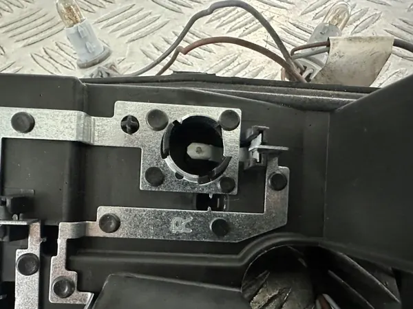 Douille d'ampoule Skoda OE d'occasion OEM 6V6945258 image 9